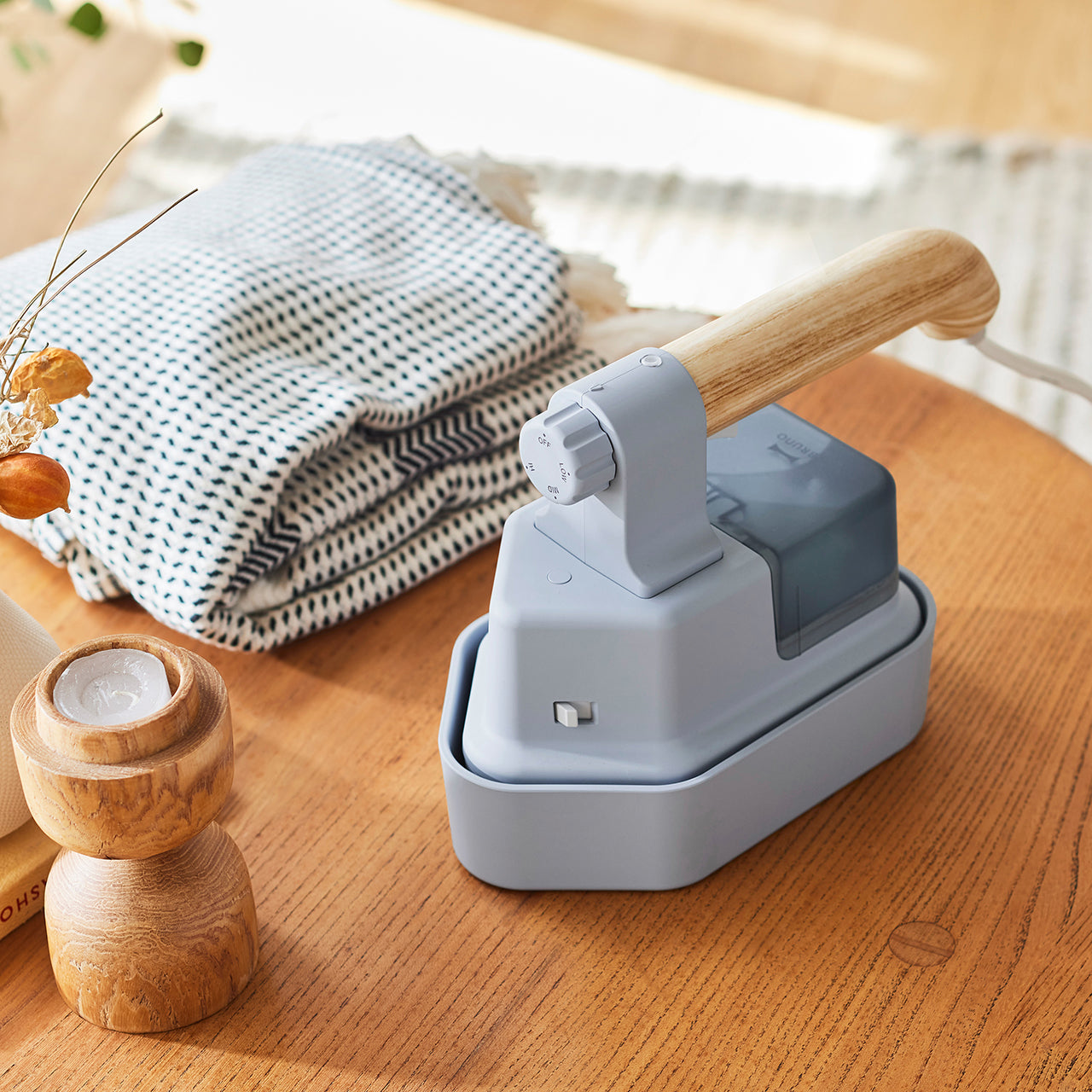 BRUNO Handy and Press Steamer - Ivory